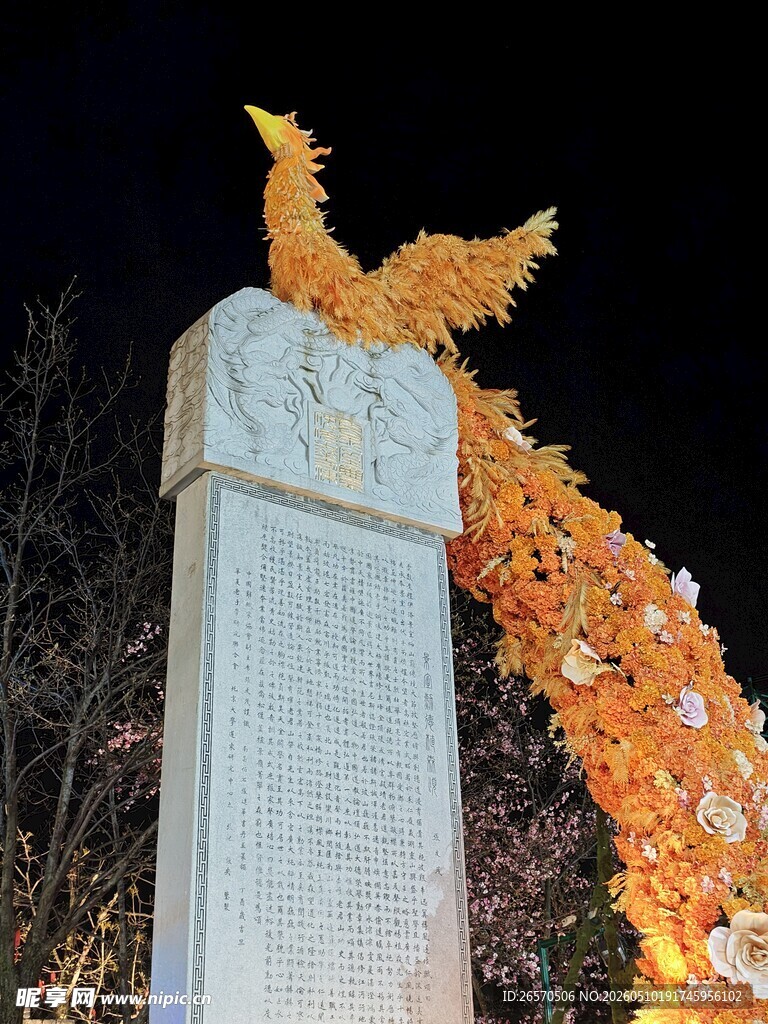 凤凰雕塑立于石柱之上