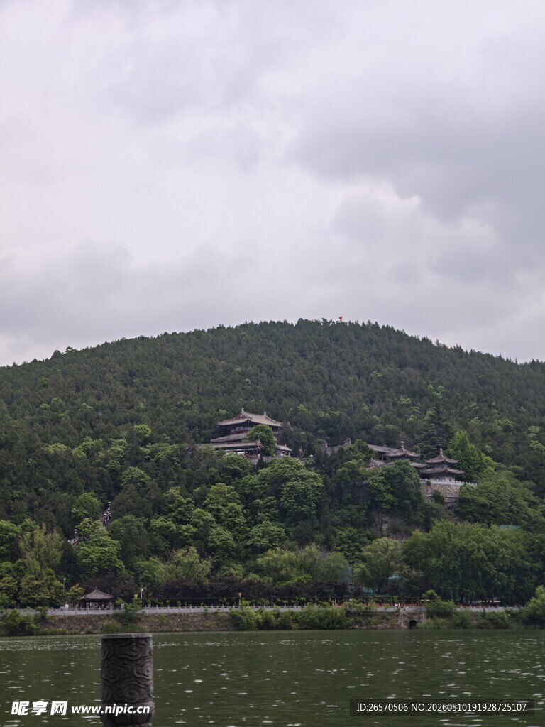 湖畔青山绿树间的景致