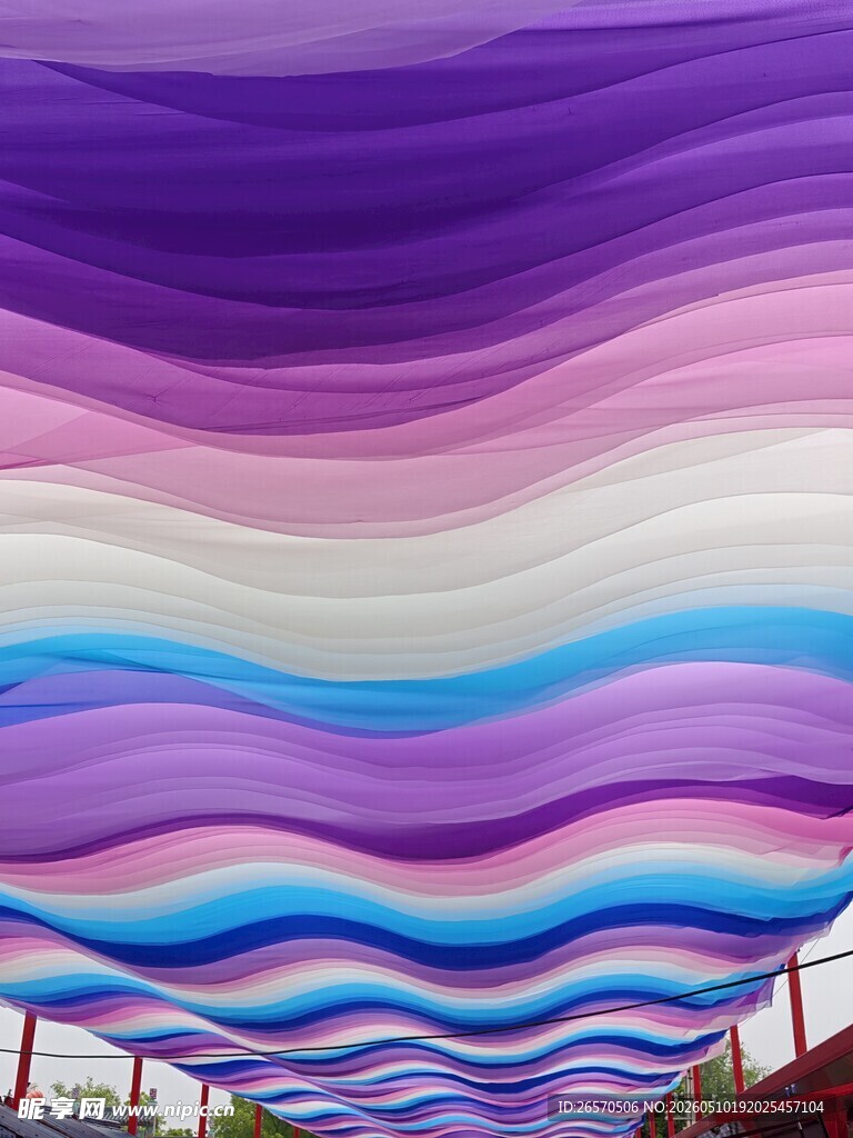 梦幻彩色波浪形天花板
