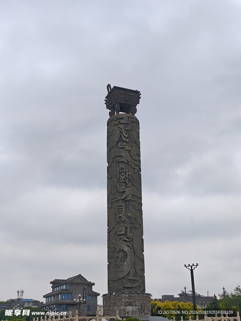 古老石柱屹立于开阔之地