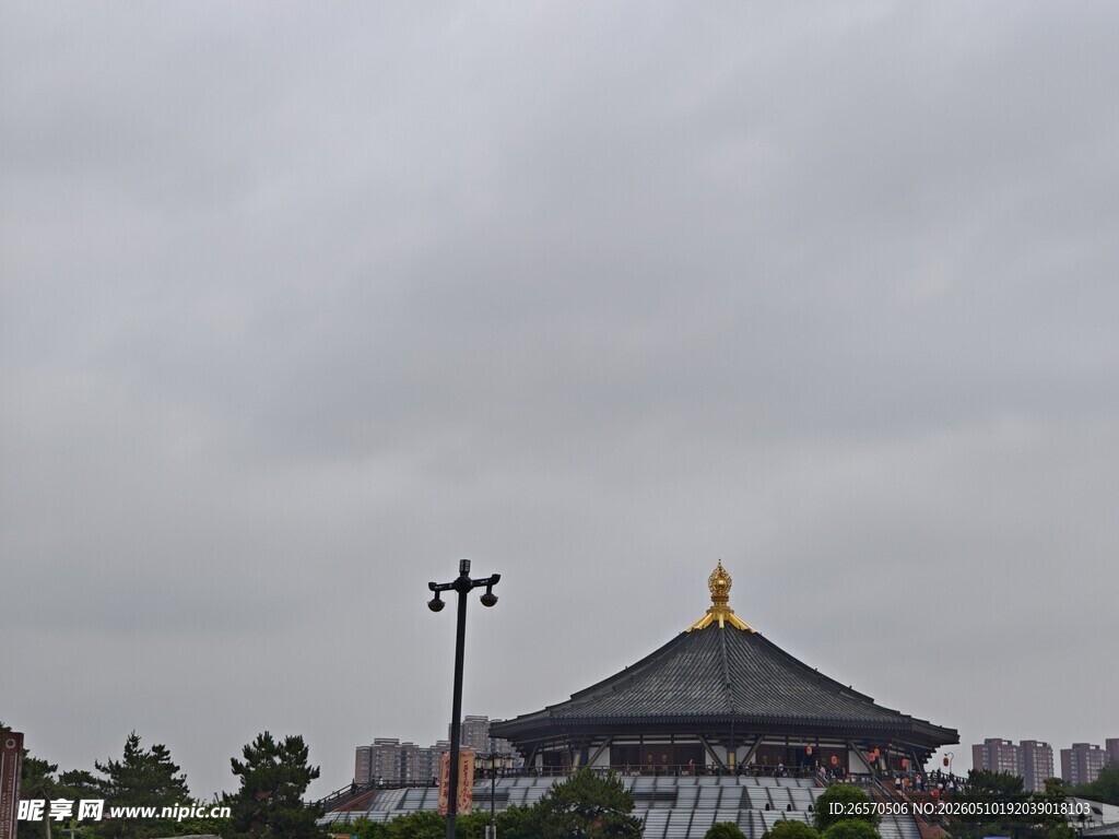 阴天中的传统风格建筑