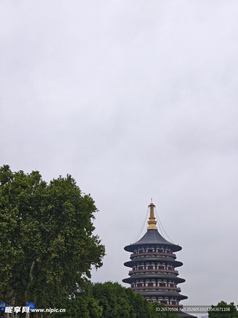 绿树环绕的古典塔楼