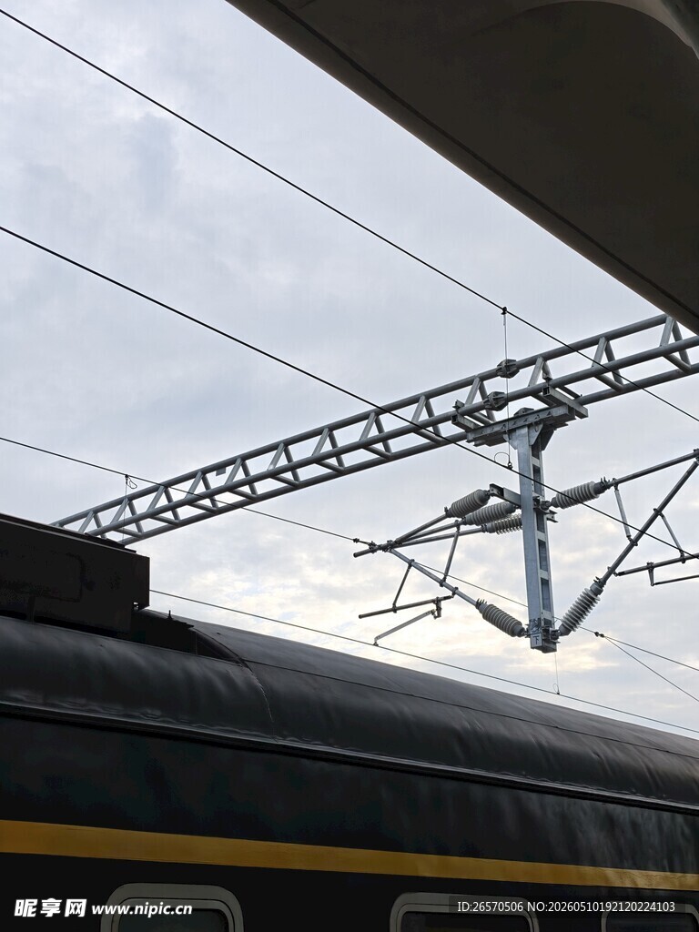 铁路旁的列车与架空接触网
