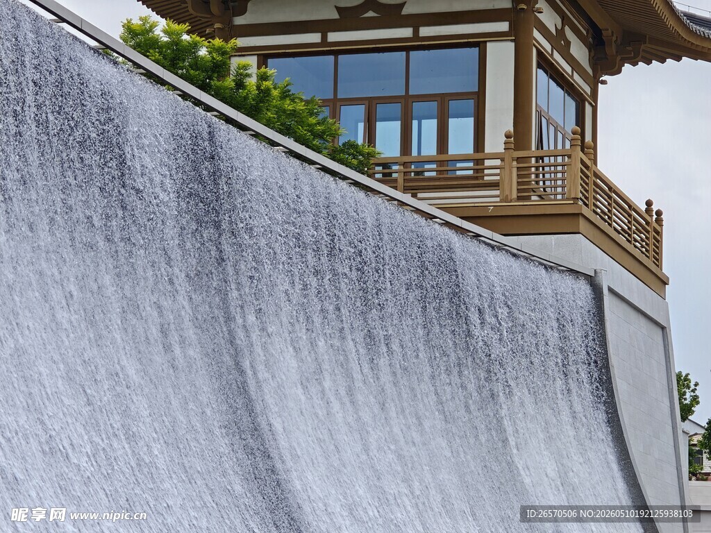 中式建筑旁的叠水景观