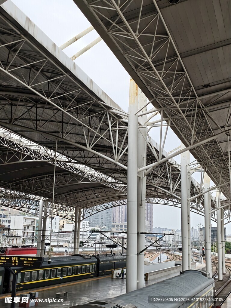 现代化火车站候车大厅景象