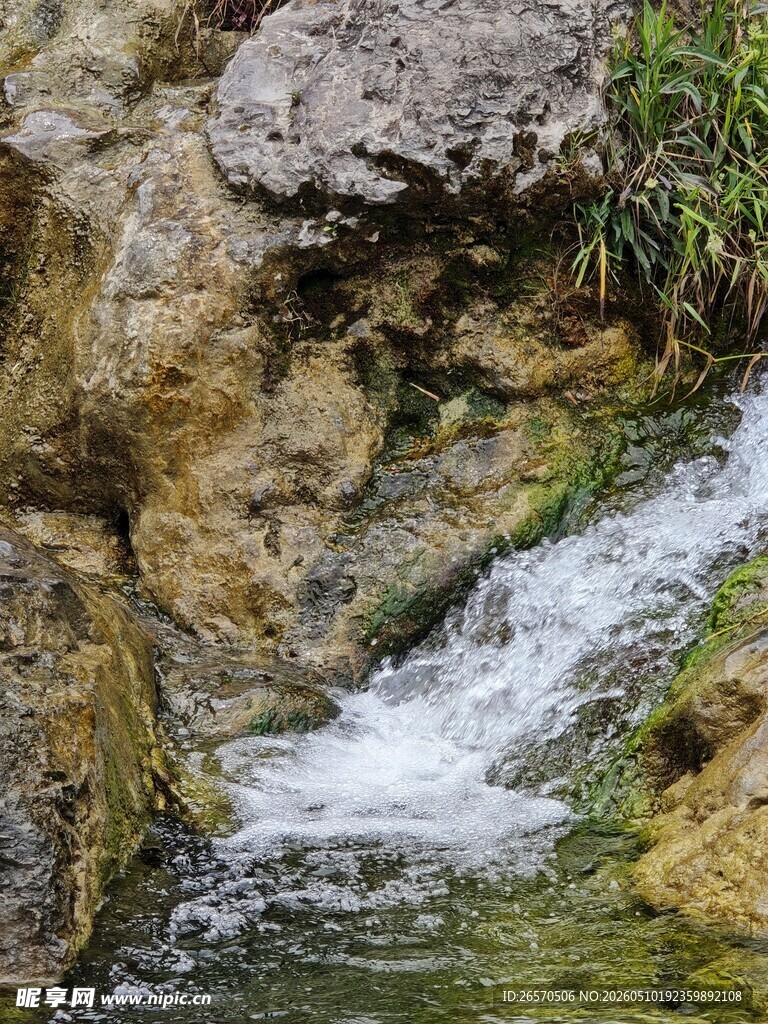 山间溪流潺潺