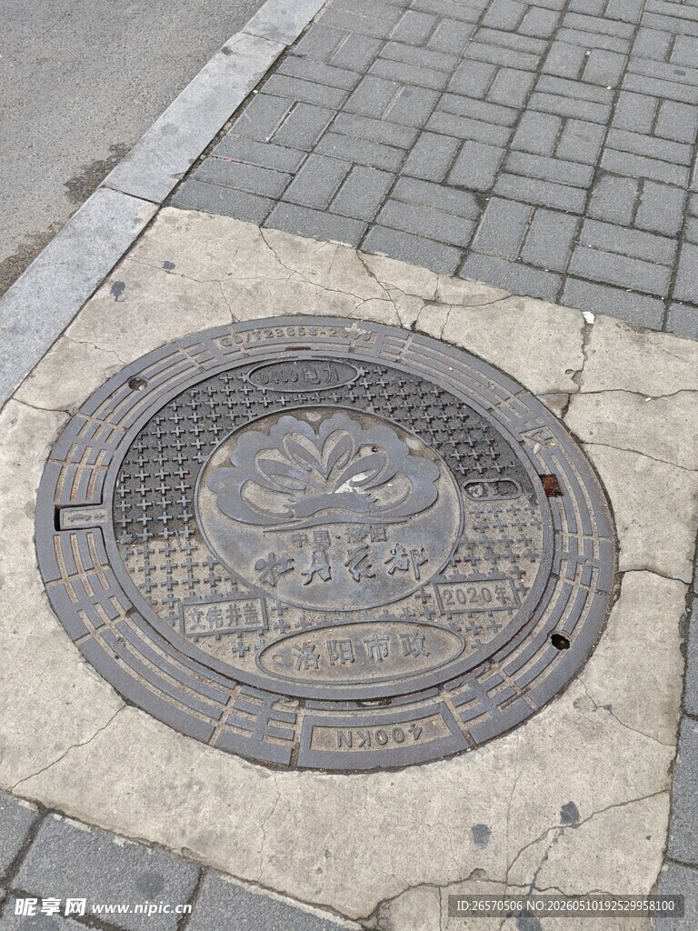 街道上的圆形金属井盖