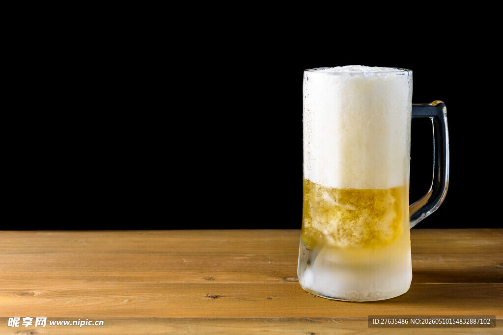 木桌上的满溢啤酒杯