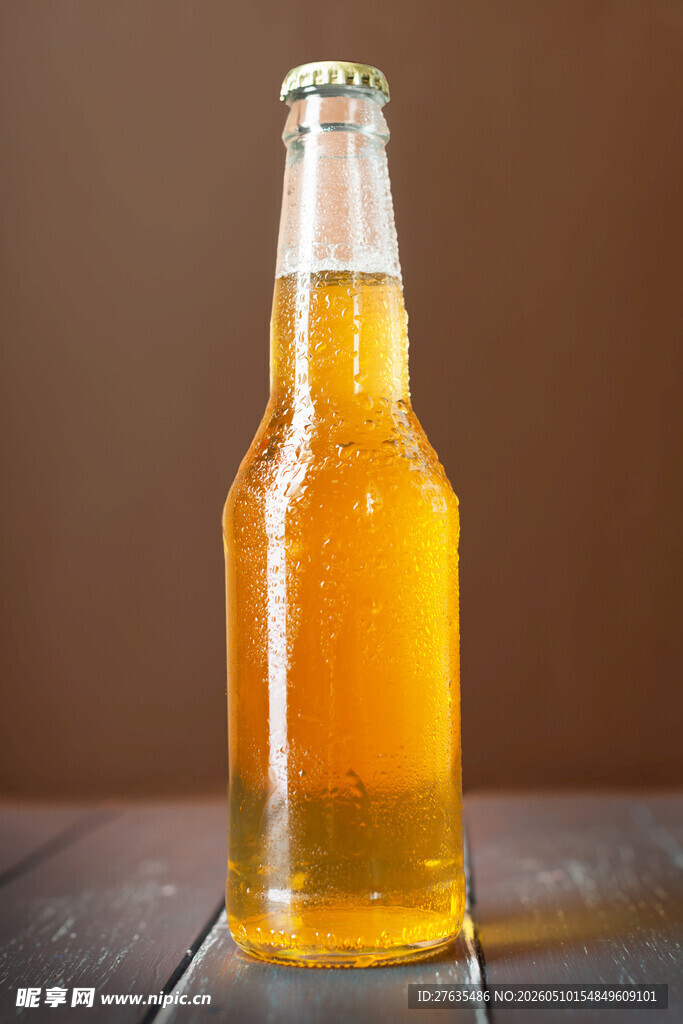 瓶装啤酒置于木桌