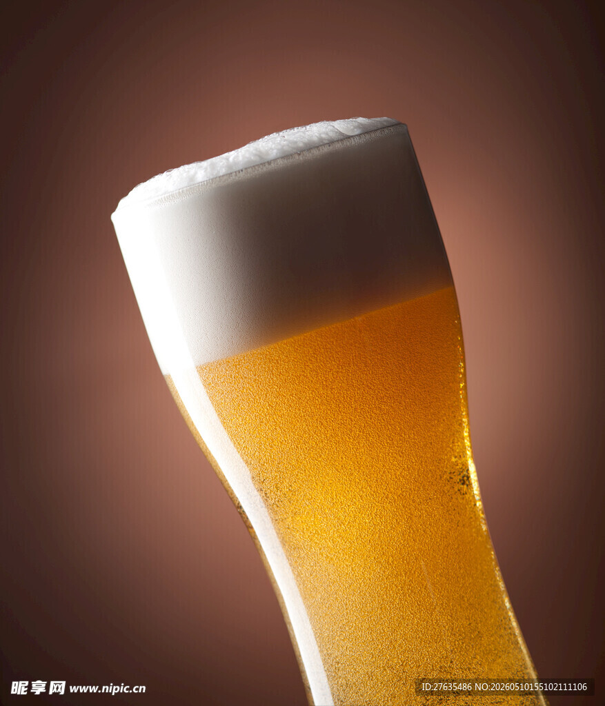 满溢泡沫的金黄啤酒杯