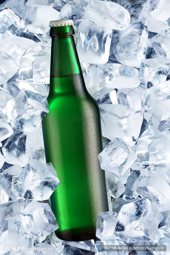 冰爽绿瓶啤酒置于碎冰中