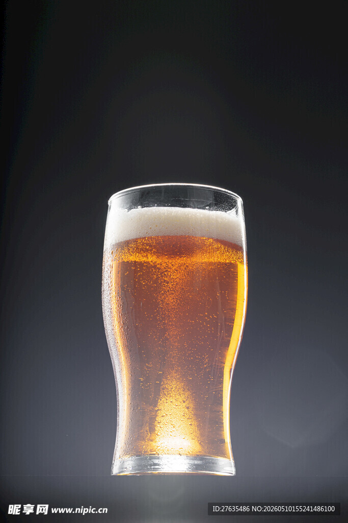 一杯金黄啤酒