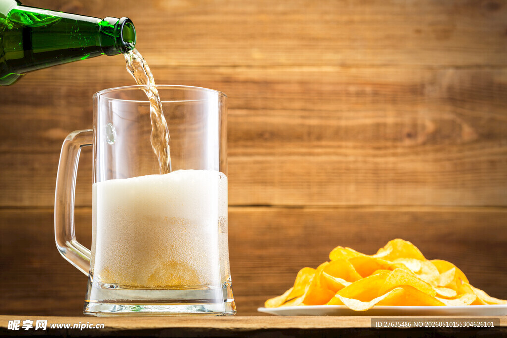 啤酒倒入杯