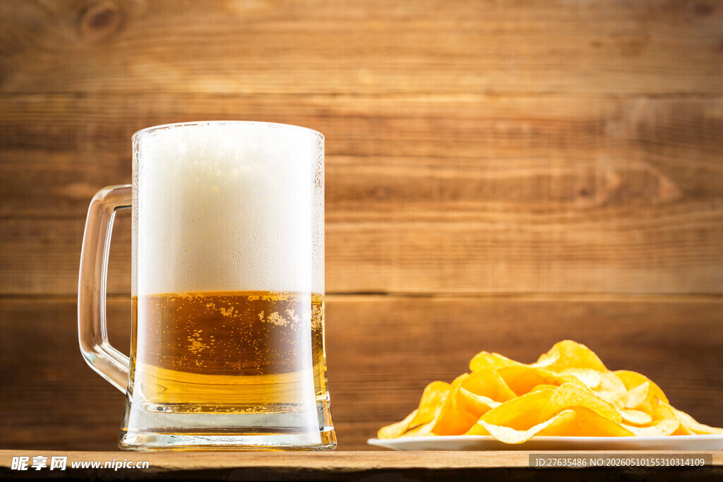 木桌上的啤酒与橙片