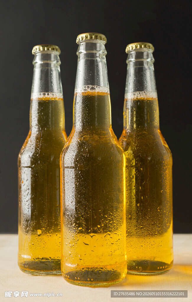 四瓶啤酒整齐摆放