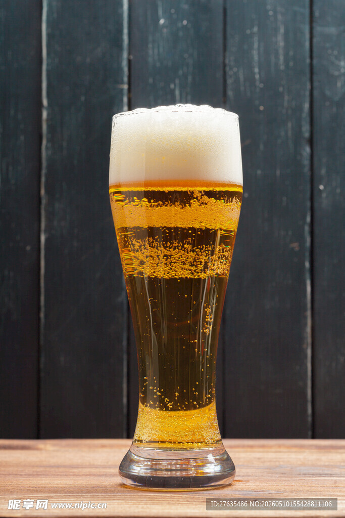满溢泡沫的金黄啤酒杯