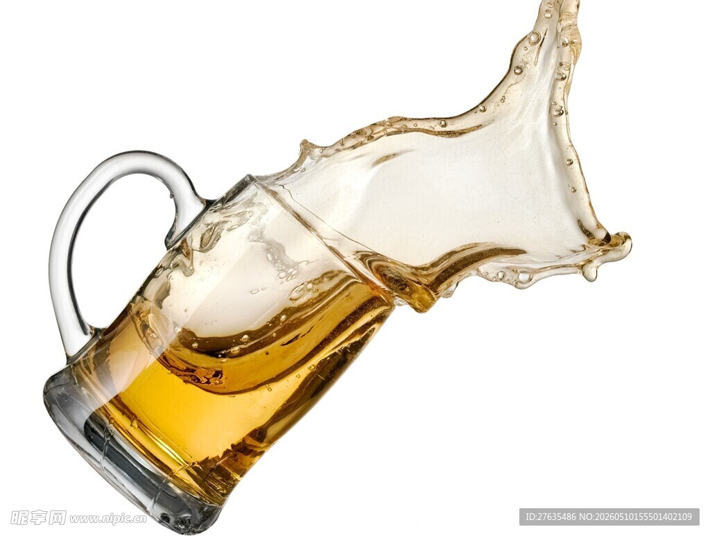 啤酒飞溅的玻璃杯