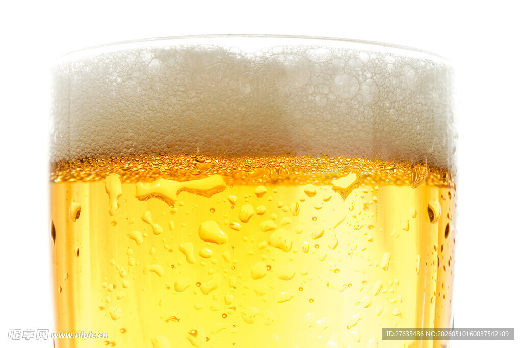 满溢泡沫的金黄啤酒杯