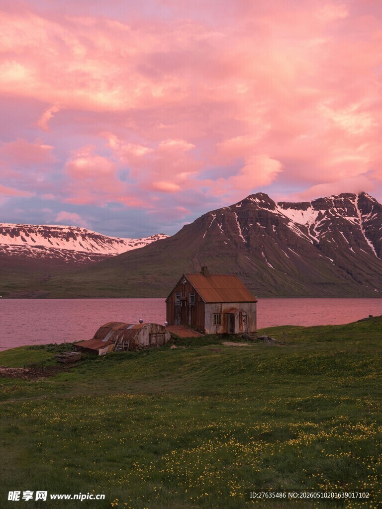 湖畔小屋与梦幻晚霞美景