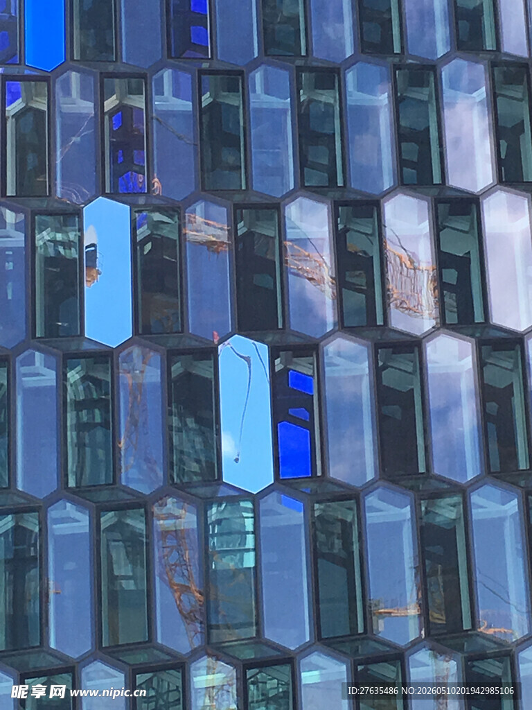 现代玻璃幕墙建筑外观