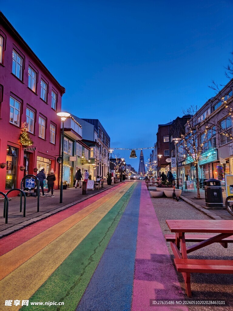 彩色街道旁的温馨夜景