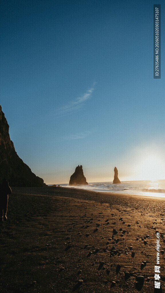 海滩日落时的壮丽岩石景观