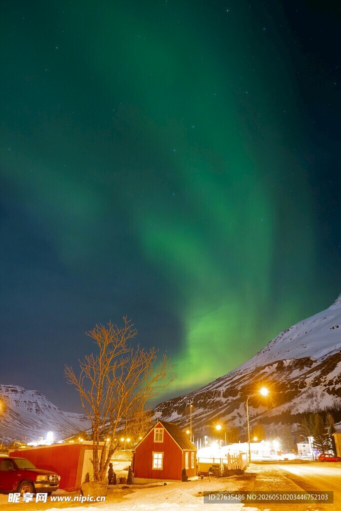 极光下的温馨小镇夜景