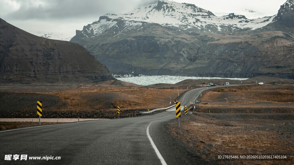 蜿蜒公路旁的壮丽山景