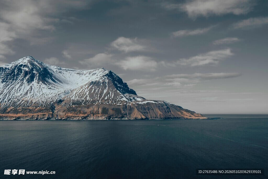 雪山临海壮丽自然景观