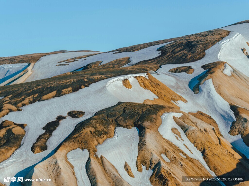 雪山下多彩起伏的山峦