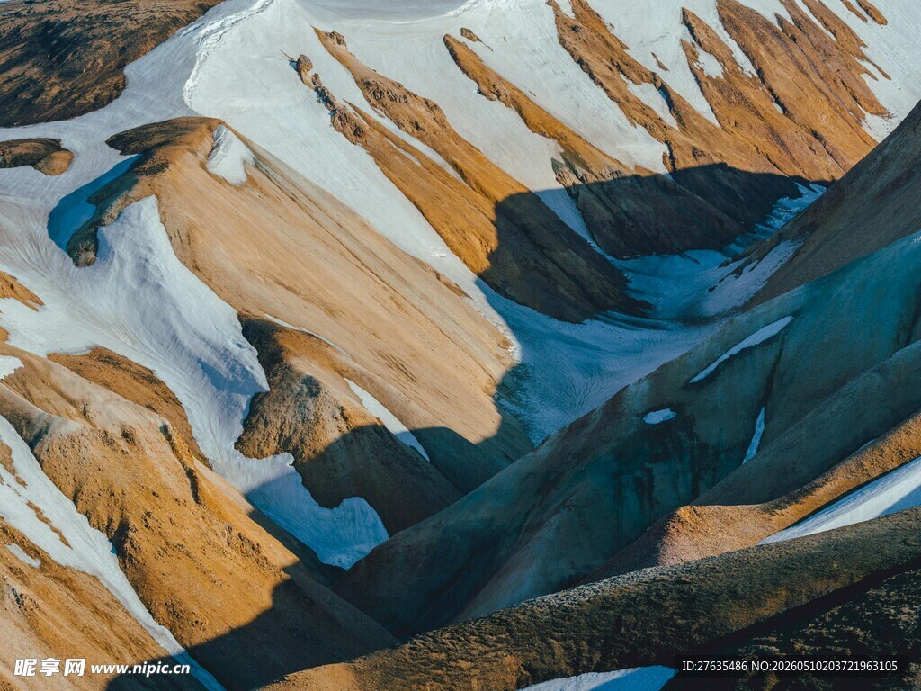 壮丽雪山山谷景观