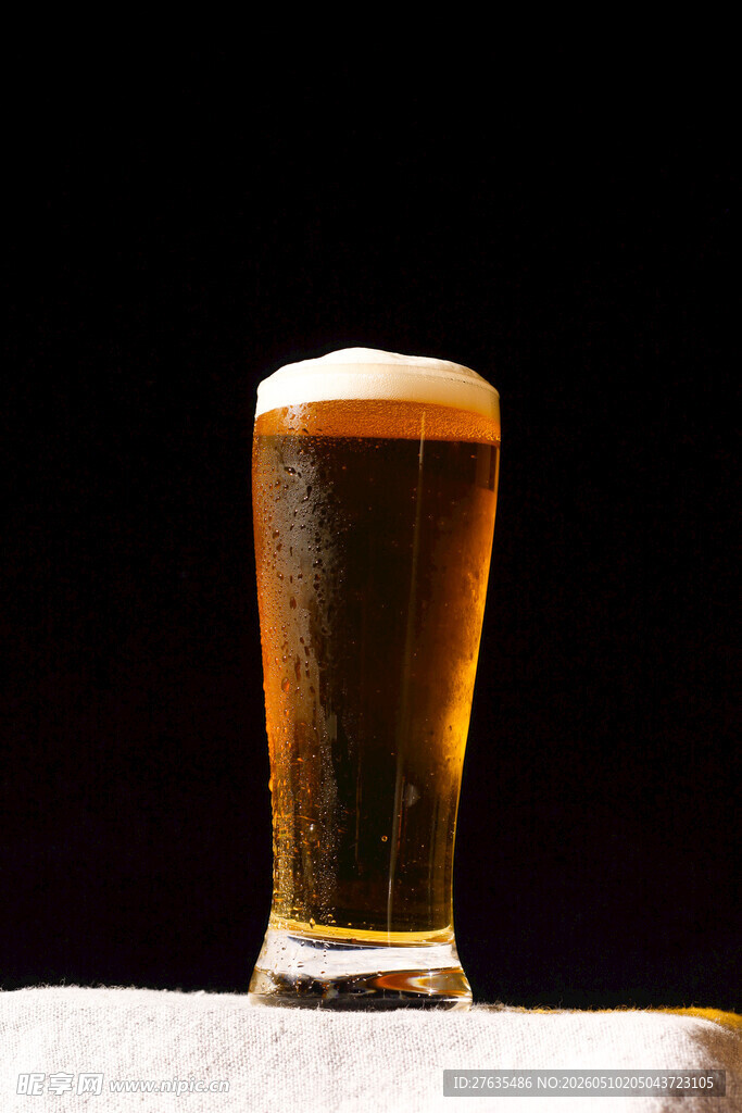 一杯金黄泡沫的啤酒