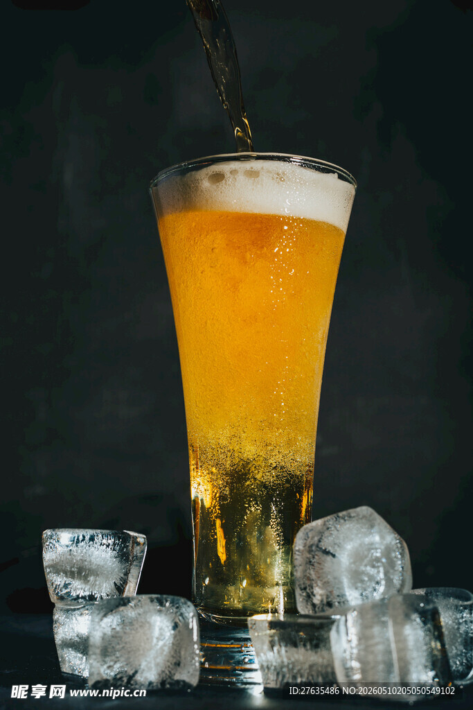 冰爽啤酒倒入高脚杯中