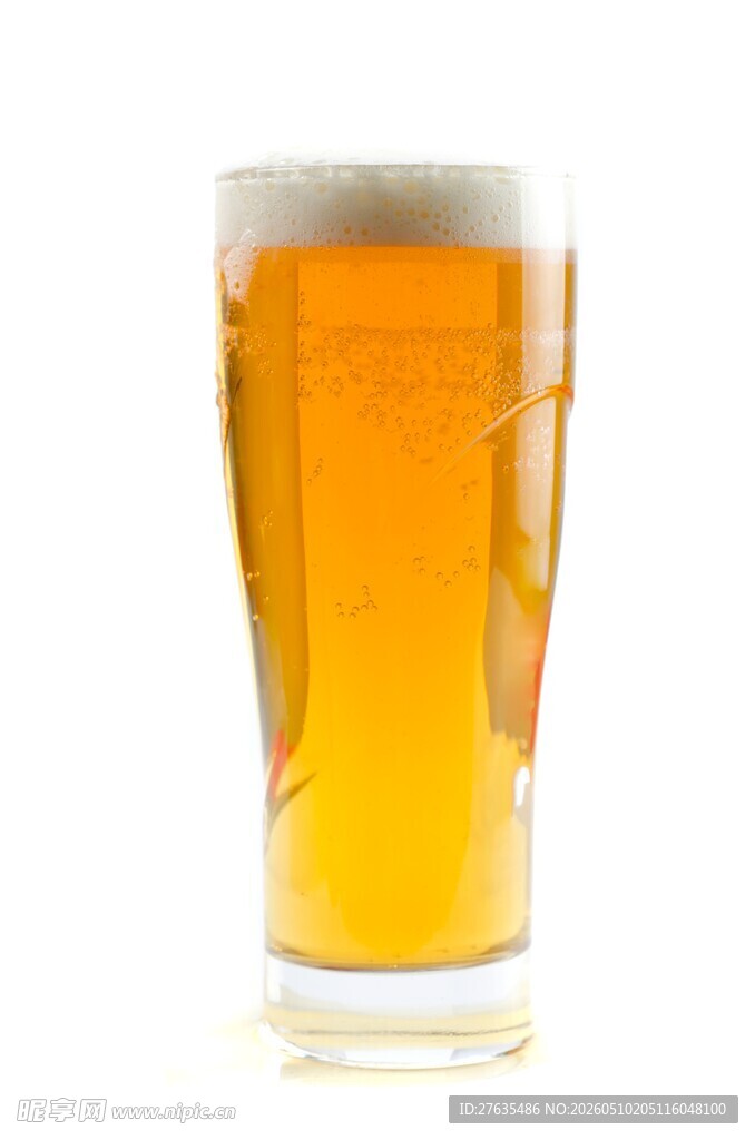 满溢泡沫的金黄啤酒杯