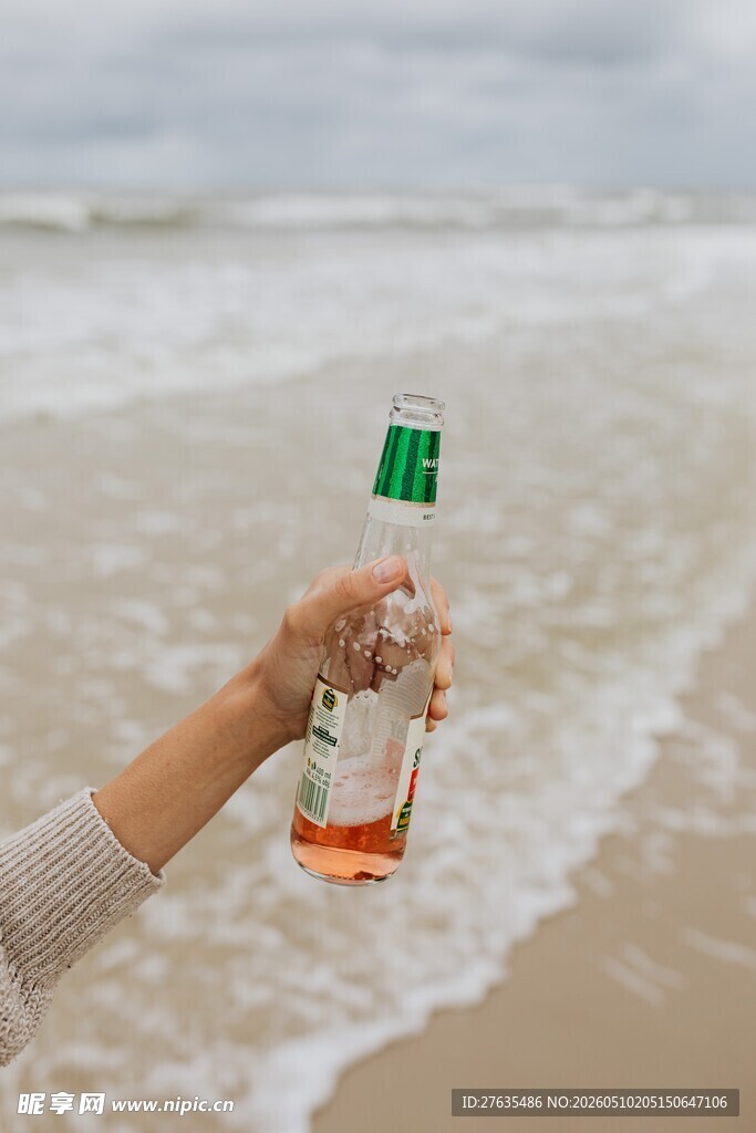 海边手持美酒惬意瞬间