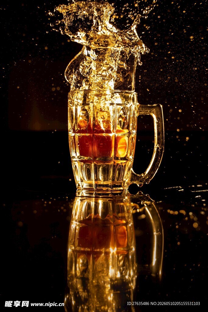 啤酒杯中溅起的金色水花