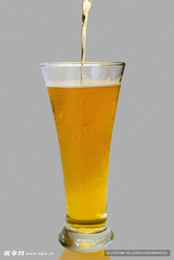 啤酒倒入高脚杯瞬间