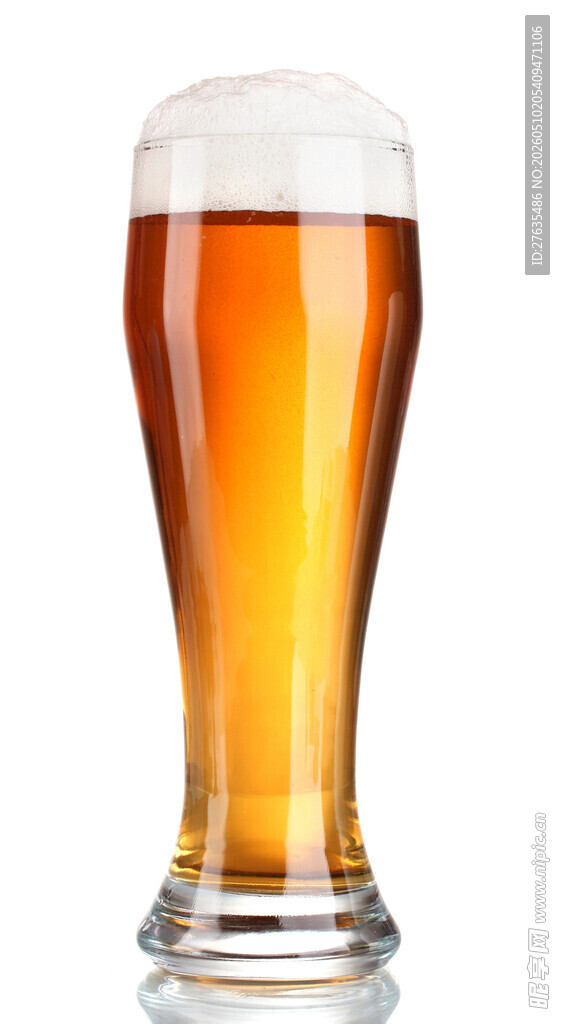 高脚杯中的金黄泡沫啤酒
