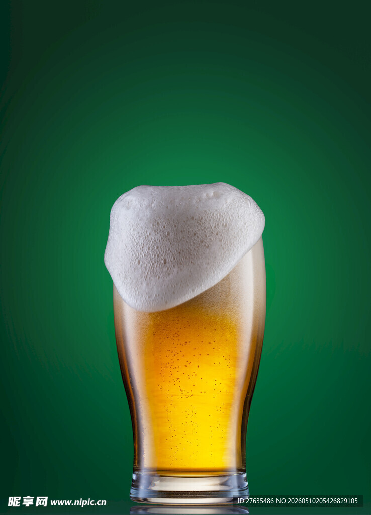 满溢泡沫的金黄啤酒杯