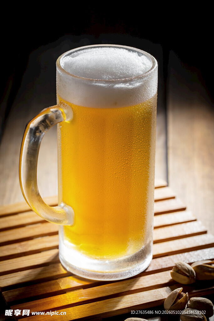 木桌上的一杯鲜啤酒
