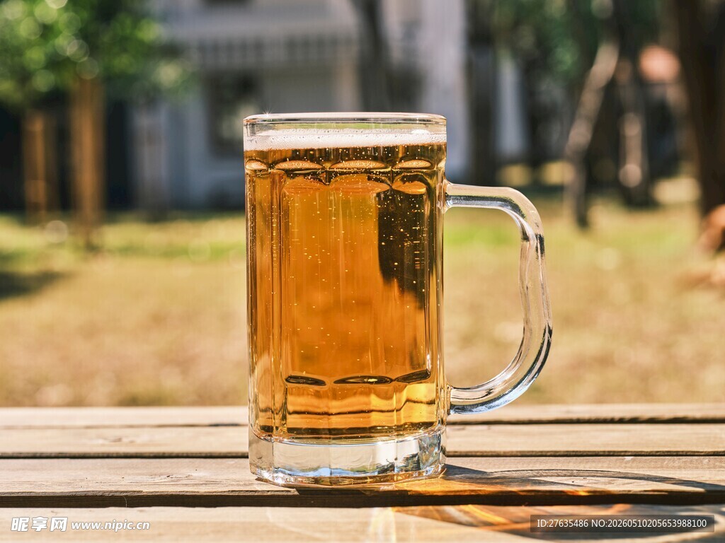 木桌上的一杯金黄啤酒