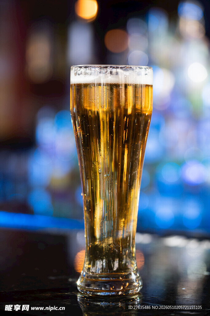 酒吧中装满啤酒的高脚杯