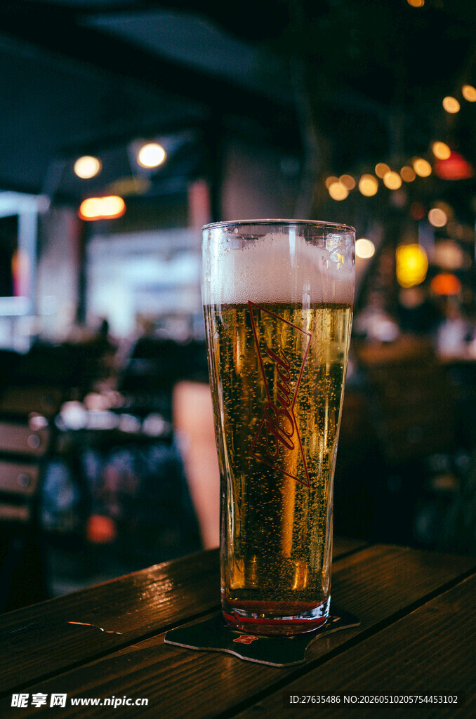 酒吧里的一杯金黄啤酒