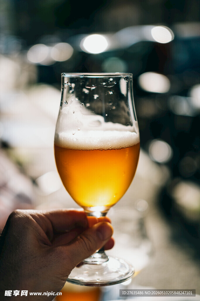 手持啤酒杯的惬意瞬间
