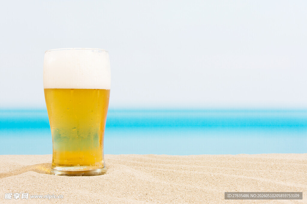 沙滩上的一杯清爽啤酒