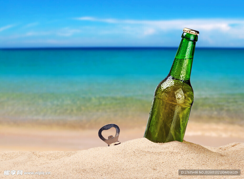海滩上的啤酒瓶与戒指