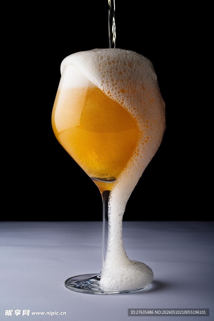 啤酒满溢高脚杯