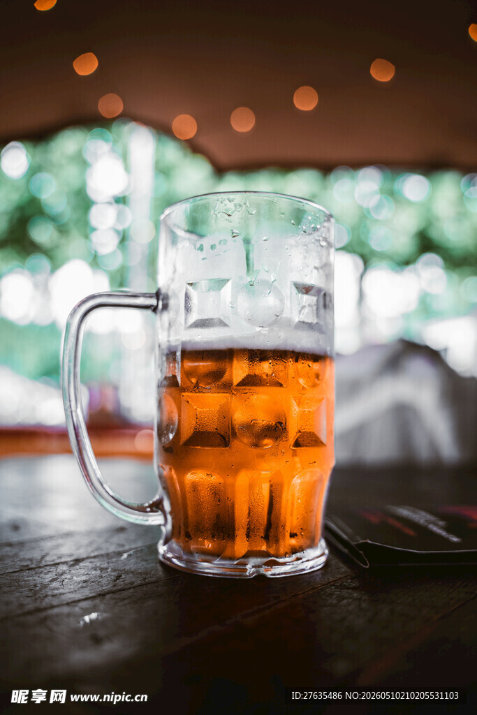 木桌上的啤酒杯
