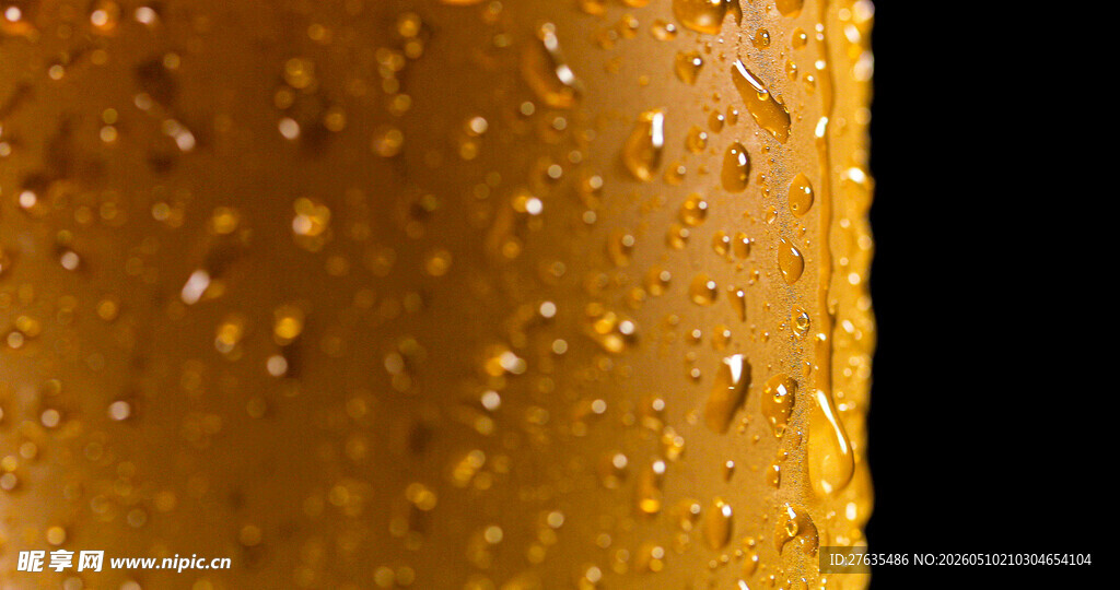 水珠覆盖的金黄啤酒瓶
