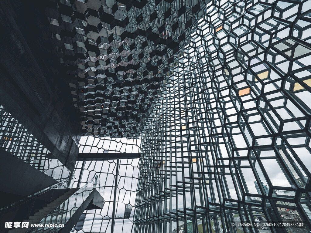 现代几何结构建筑内部